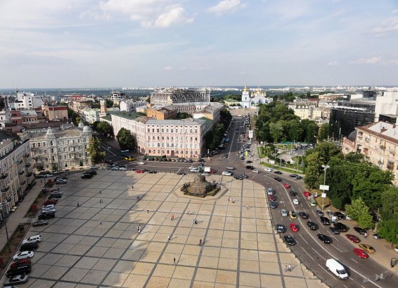 Тысячи человек собрались в центре Киева в ожидании «объединительного собора»