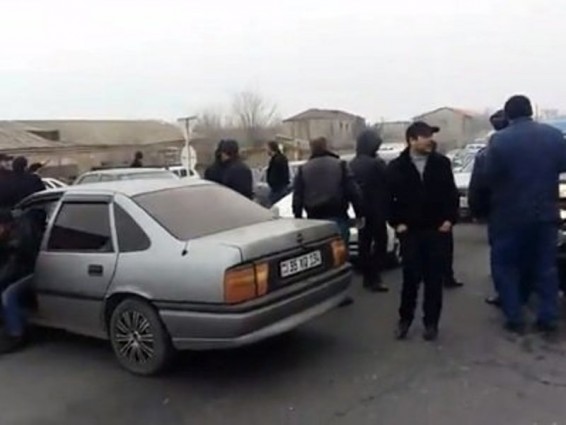 Հյուսիս-հարավ ծրագրով աշխատողները փակել են Երեւան–Թալին մայրուղին. պահանջում են իրենց աշխատավարձերը