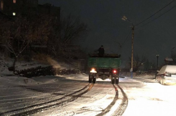 Նոր Նորքի կոմունալ ծառայությունները ողջ գիշերվա ընթացքում կատարել են փողոցների, ճանապարհների աղ ու ավազով մշակման աշխատանքներ