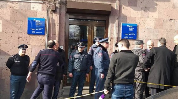 Կացնով բանկ մտած տղամարդը վնասազերծվել է