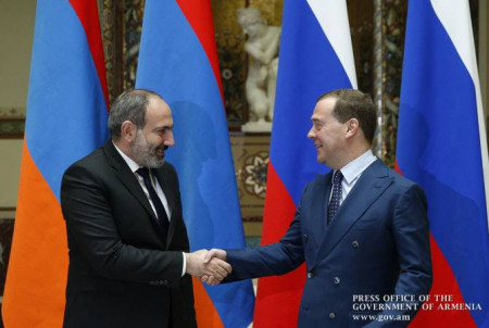 Նիկոլ Փաշինյանը հեռախոսազրույց է ունեցել Դմիտրի Մեդվեդևի հետ