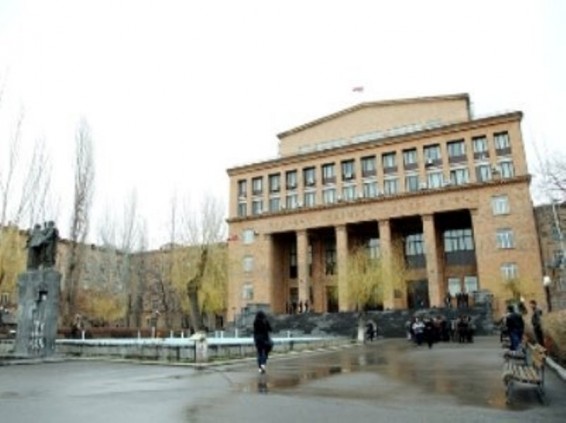 Ուսանողների բողոքի ակցիան՝ ընդդեմ ԵՊՀ ռեկտորի. Պահանջում են հոգաբարձուների խորհրդի արտահերթ նիստ
