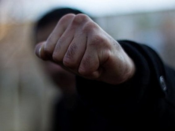 Բռունցքներով ու ոտքերով, լինգով ու դանակով հարվածներ է հասցրել պահակին. «խրախճանքին» միացել է նաեւ ընկերուհին