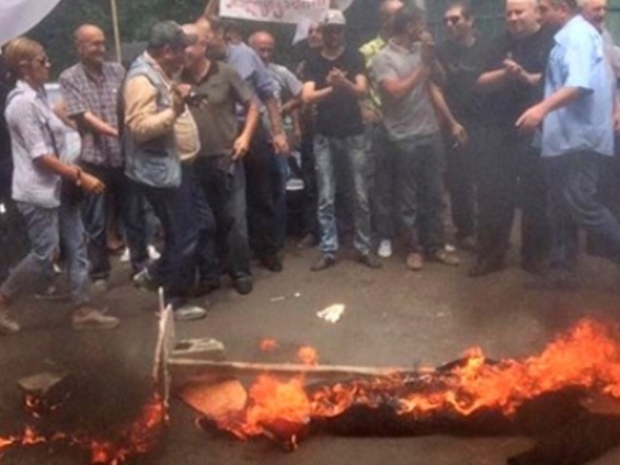 Թբիլիսիում այրել են Միխայիլ Սահակաշվիլիի խրտվիլակը