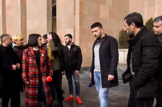 Բողոքի ակցիա քաղաքապետարանի մոտ. պահանջում են Կենդանաբանական այգու տնօրենի հրաժարականը