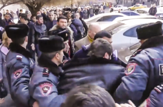 Կառավարության շենքի մոտ քաղաքացին փորձել է ինքնահրկիզվել. ոստիկանները նրան բերման են ենթարկել