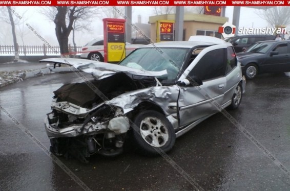 Խոշոր ավտովթար-վրաերթ Երևանում. Opel-ը բախվել է բենզալցակայանի մոտ լիցքավորվող Honda-ին. մեքենաները վերածվել են մետաղե ջարդոնի, կան վիրավորներ. shamshyan.com