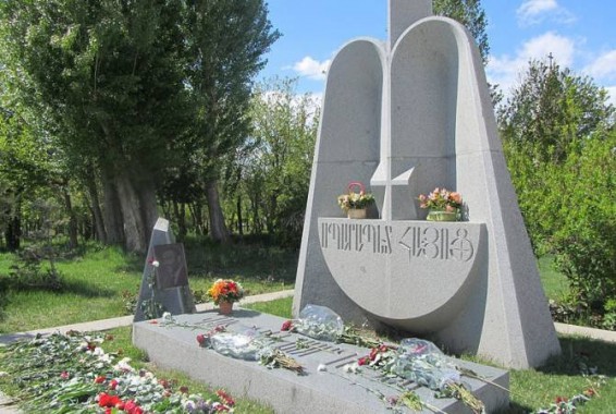 ՀՀ բարձրագույն ղեկավարությունը Եռաբլուրում հարգանքի տուրք մատուցեց Վազգեն Սարգսյանի հիշատակին