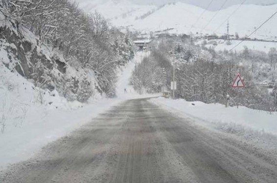 Վարդենյաց լեռնանցքը փակ է կցորդիչով բեռնատարների համար, իսկ Սոթք-Քարվաճառ և Բերդ-Ճամբարակ ավտոճանապարհները դժվարանցանելի են