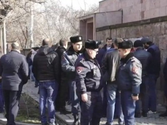 «Ղեկը աջ» նախաձեռնության անդամները ԱԺ–ի դիմաց պահանջում էին արտահերթով հաստատել օրենքի նախագիծը