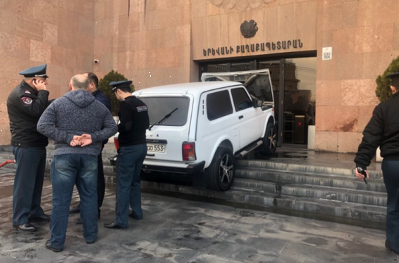 Քաղաքացին, ում խանութը ցանկացել են քանդել, փորձել է մեքենան հրկիզել քաղաքապետարանի դիմաց