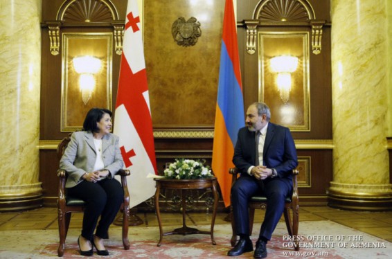 «Մեր երկրների հարաբերությունները նոր մակարդակի բարձրացնելու պատմական հնարավորություն ունենք». Հայաստանի վարչապետը՝ Վրաստանի նախագահին