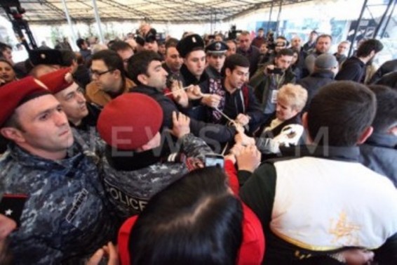 Քաշքշոց՝ Օպերային հարակից սրճարաններում. Աշխատակիցները խոչընդոտում են ապամոնտաժմանը