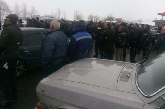 Լարված իրավիճակ Արագած գյուղում. բնակիչները փակել են Երևան-Վանաձոր միջպետական մայրուղին