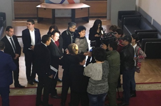 ԱԺ մաքրուհիները բողոքում են աշխատավարձերի իջեցումից