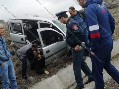 Ողբերգական վթար Արագածոտնում․ Opel-լը բախվել է երկաթե պատնեշներին ու շրջվել. կա 1 զոհ, 1 վիրավոր