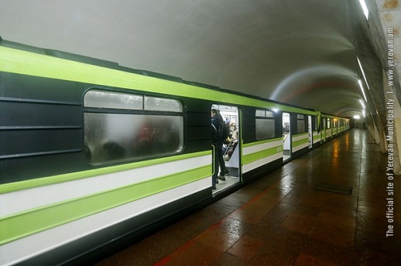 ЧП в ереванском метро: в поезд бросили камень