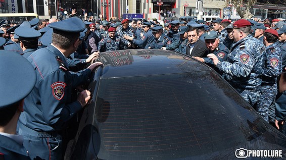 Դատարանի դիմաց քաշքշուկ է, հրմշտոց, բղավոցներ ու սուլոցներ