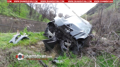Խոշոր ավտովթար Երևանում. 24-ամյա վարորդը Mercedes-ով տապալել է էլեկտրասյունն ու մասամբ հայտնվել ծառի վրա. օպերատիվորեն ժամանել են փրկարարներն ու ճանապարհային ոստիկանները