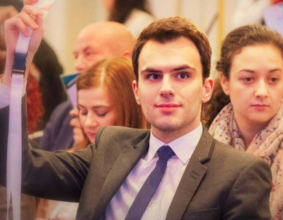 Իմ քայլի անդամը տարածում է հոգևորականի ծաղրանկարն ու սմայլիկներով գրառում անում