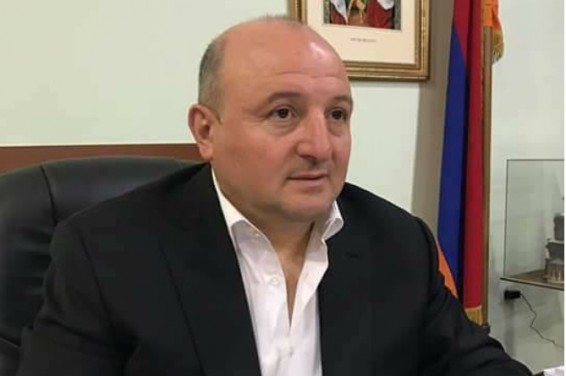 С крестом и молитвами: армянский депутат предлагает окурить ладаном трибуну, с которой выступал трансгендер - газета