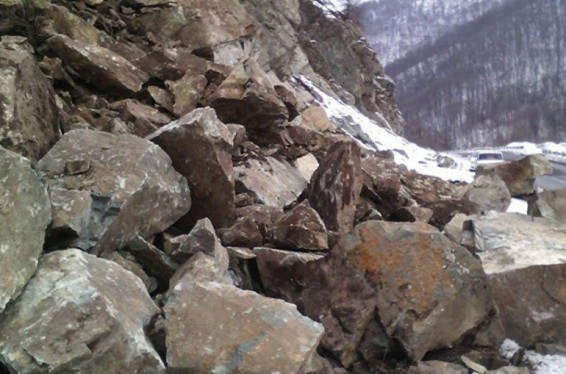 Հրազդան-Հանքավան ավտոճանապարհին քարաթափում է տեղի ունեցել