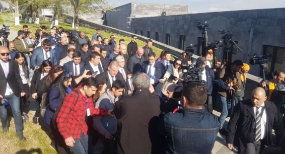 Серж Саргсян вместе с внуком посетил Мемориал памяти жертв Геноцида армян