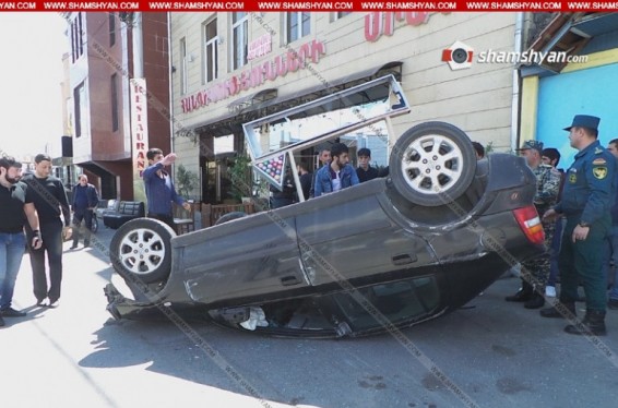 Երևանում մեքենան բախվել է գովազդային վահանակին և գլխիվայր շրջվել. shamshyan.com