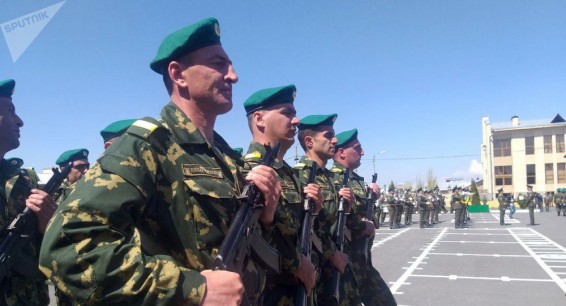 Никол Пашинян поздравил и поблагодарил всех, кто стоит на защите армянской границы