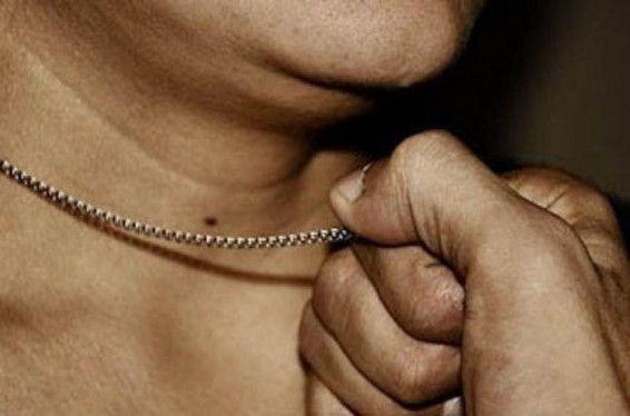 Մեքենայում քաշել-պոկելով` վարորդի պարանոցից և ձեռքի մատից հափշտակել էր ոսկյա շղթա, մատանի