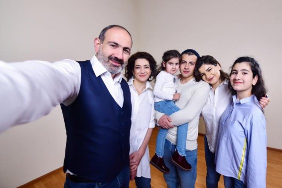 Гордимся и преклоняемся перед вами: Пашинян показал семейную фотографию и поздравил армян