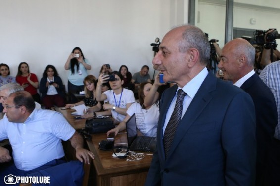 Photo: Действующий и экс-президенты Арцаха предоставили гарантии для изменения меры пресечения Кочаряна