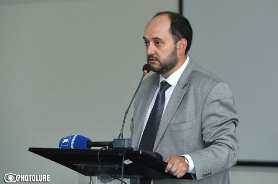 Թատերականի նորընտիր ռեկտորի դեմ բողոքող ուսանողներն Արայիկ Հարությունյանին ներկայացրել են խնդիրները. կկայանա ընդլայնված կազմով հանդիպում