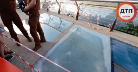 В Киеве треснул новый стеклянный мост, основная версия — вандализм