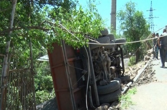 Երևանում՝ «Արմենիկում» կլինիկական կենտրոնի մոտ հողով բեռնված «ԿամԱԶ»-ը շրջվել է՝ փլուզելով հարակից պարիսպը