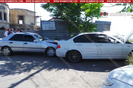 Mercedes-ը բախվել է կայանված BMW-ին, BMW-ն էլ, առաջ ընթանալով, բախվել է Opel-ին