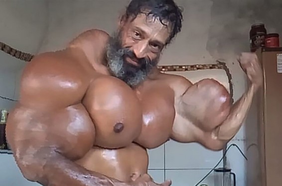 Բրազիլացի բոդիբիլդերը, որը կյանքը վտանգում է մկանները զարգացնելու համար, ցույց է տվել 60 սմ տրամագծով բազկի մկանները