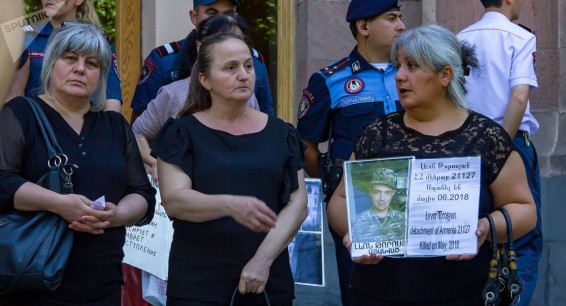 Власти Армении не выполнили обещания: матери умерших военных провели акцию протеста