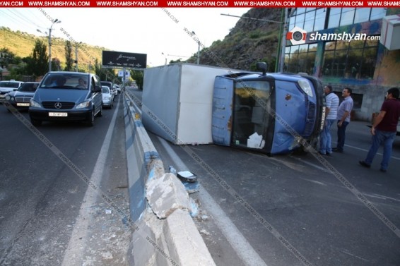 Երևանի Մյասնիկյան պողոտայում մեքենան բախվել է բետոնե բաժանարար արգելապատնեշին և կողաշրջվել. Shamshyan.com