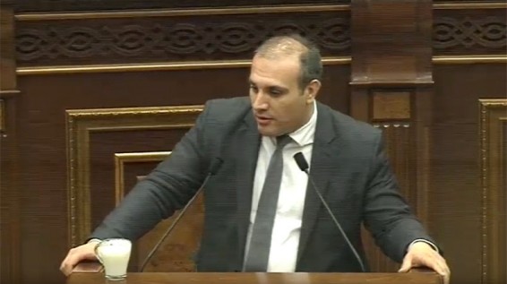 ԱԺ ամբիոնից պատգամավորի կոչը՝ մեկ բաժակ մածունը ձեռքին