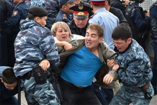 Ղազախստանում ընտրությունների օրը մոտ 100 ցուցարար է ձերբակալվել