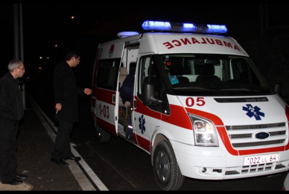 Ավանում մեքենան կողաշրջվել է՝ հայտնվելով գերեզմանատան տարածքում. վարորդը հոսպիտալացվել է