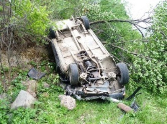 Ավանում մեքենան շրջվել է՝ հայտնվելով գերեզմանատան տարածքում. վարորդը հոսպիտալացվել է