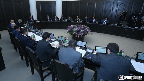 Կառավարությունում ծափերով ճանապարհեցին Արտակ Զեյնալյանին