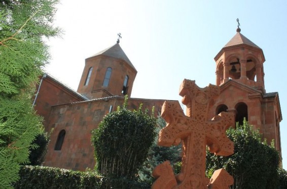 Կոնդի Սբ Հովհաննես եկեղեցու հետևում երկու տնակներ են այրվում