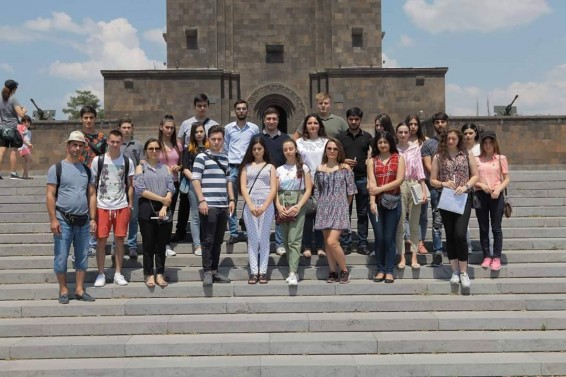 Հաղթանակի զբոսայգում՝ Անմար կրակի շուրջ,  տեղի ունեցավ հիշատակի ֆլեշ-մոբ ակցիա