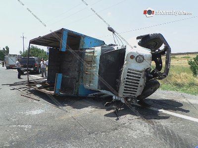 Կոտայքում բախվել են Volkswagen Golf-ն ու բեռնատար ЗИЛ-ը. վերջինս շրջվել է. կան վիրավորներ