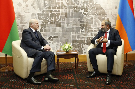 Никол Пашинян провел телефонный разговор с Александром Лукашенко