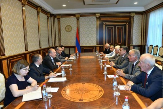 Հայաստանի ժողովրդական կուսակցության քաղաքական խորհրդի անդամների հետ