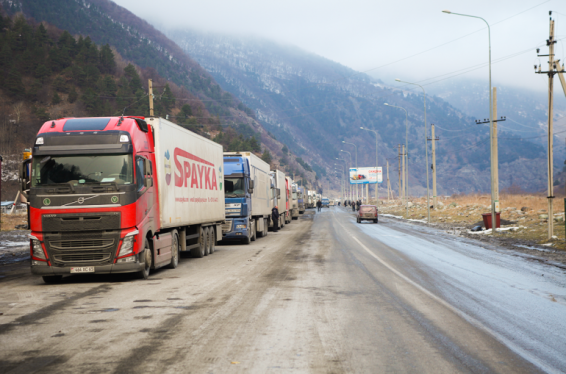 Ստեփանծմինդա գյուղի մոտ ՀՀ քաղաքացի 2 վարորդ ծեծի է ենթարկվել, բեռնատարները վնասվել են. դեսպանություն